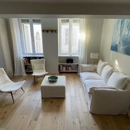 Stylish Design With Ac & Charm Appartement